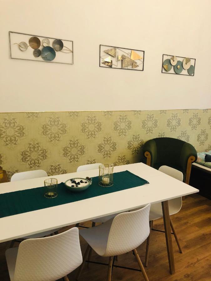 Modern Classic On Kiraly Budapest Eksteriør billede